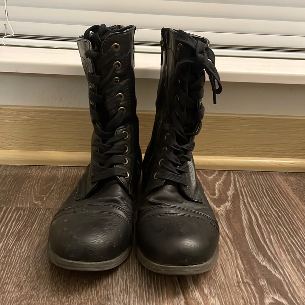 Black combat boot size 7